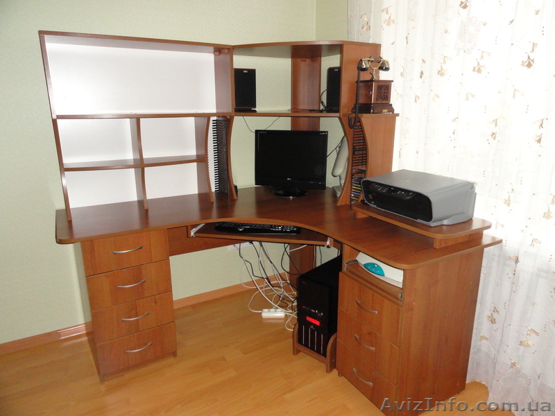 Большой угловой компьютерный стол - <ro>Изображение</ro><ru>Изображение</ru> #1, <ru>Объявление</ru> #561673