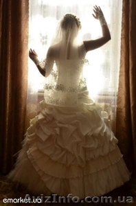 Продам весільну сукню б/у 1800грн+подарунок перчатки та вишукане кольє - <ro>Изображение</ro><ru>Изображение</ru> #1, <ru>Объявление</ru> #419827