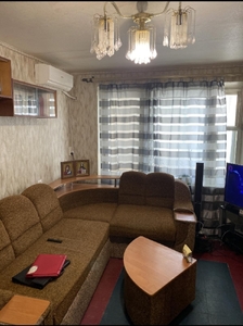 Продаю 1 комнатную гостинку на Тополе 1 дом 10.